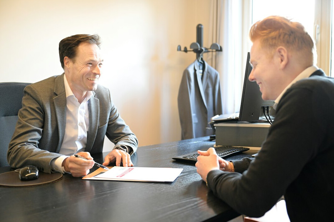 detective discussing with manager